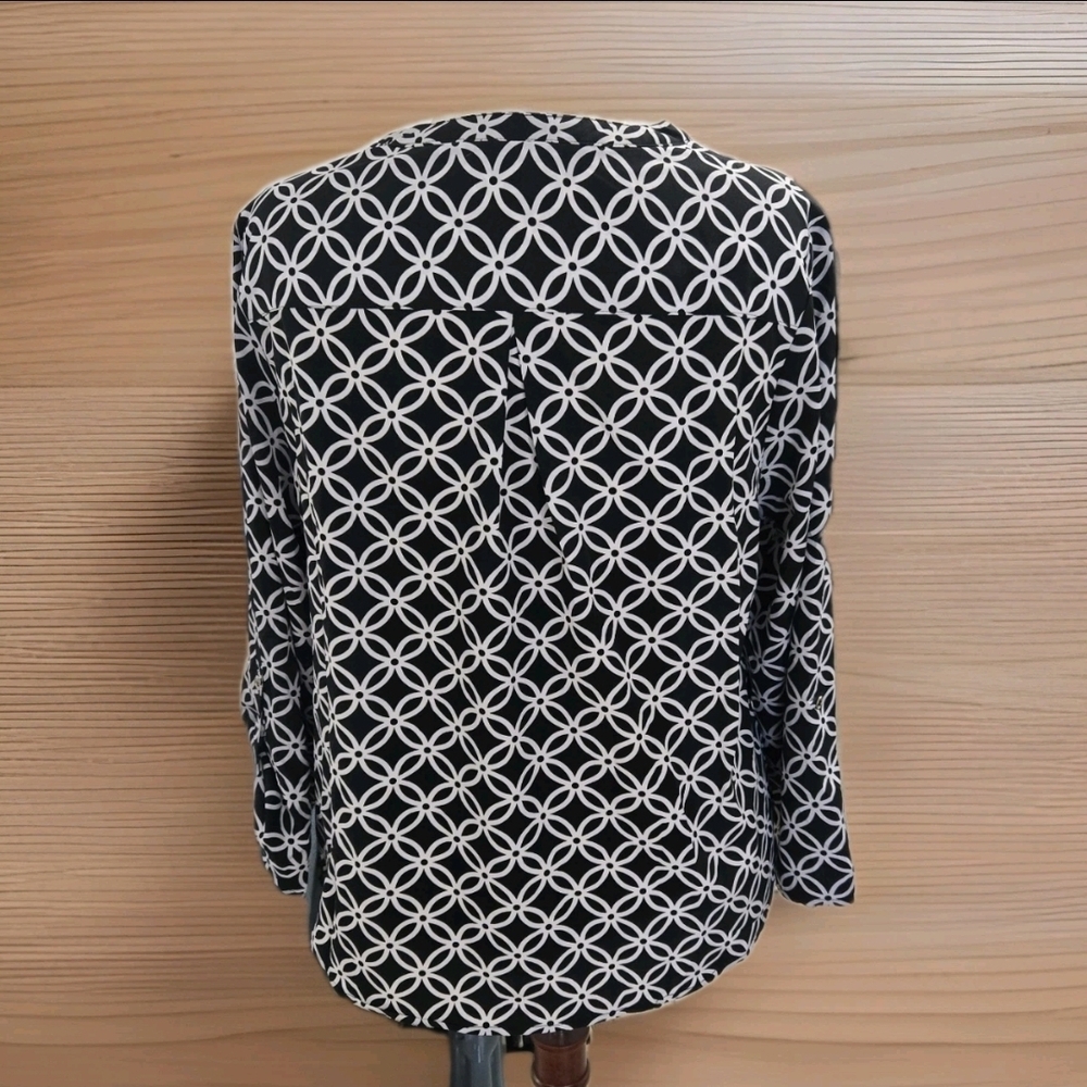 Women’s 2X Black White Geometric Blouse Button Front Lightweight Roll Tab Sleeve - Picture 4 of 13